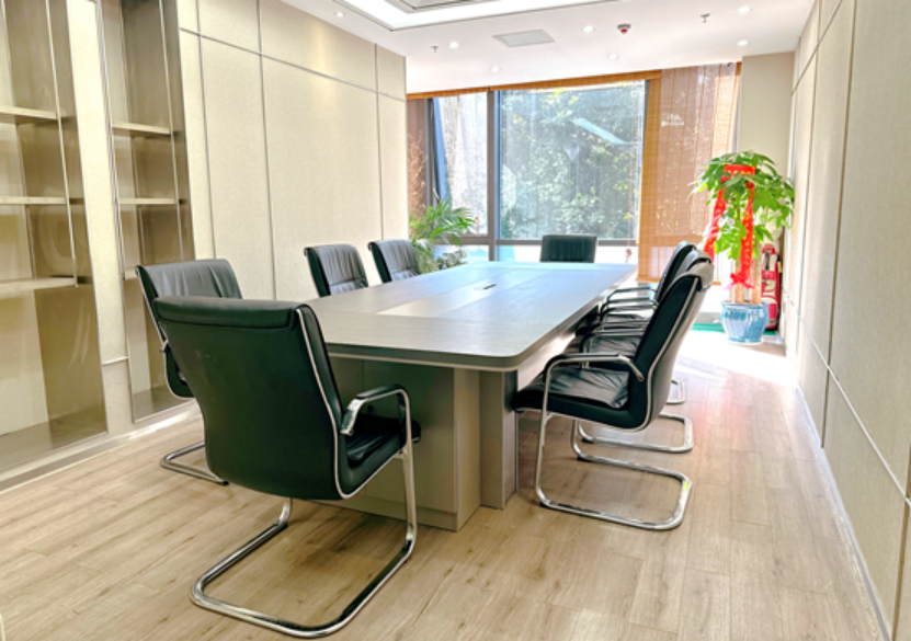 房间里的沙发和桌子中度可信度描述已自动天生