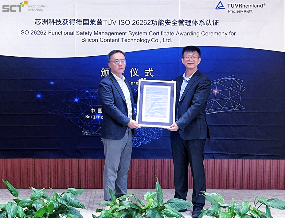 汉子和女人站在电视前

中度可信度描述已自动天生