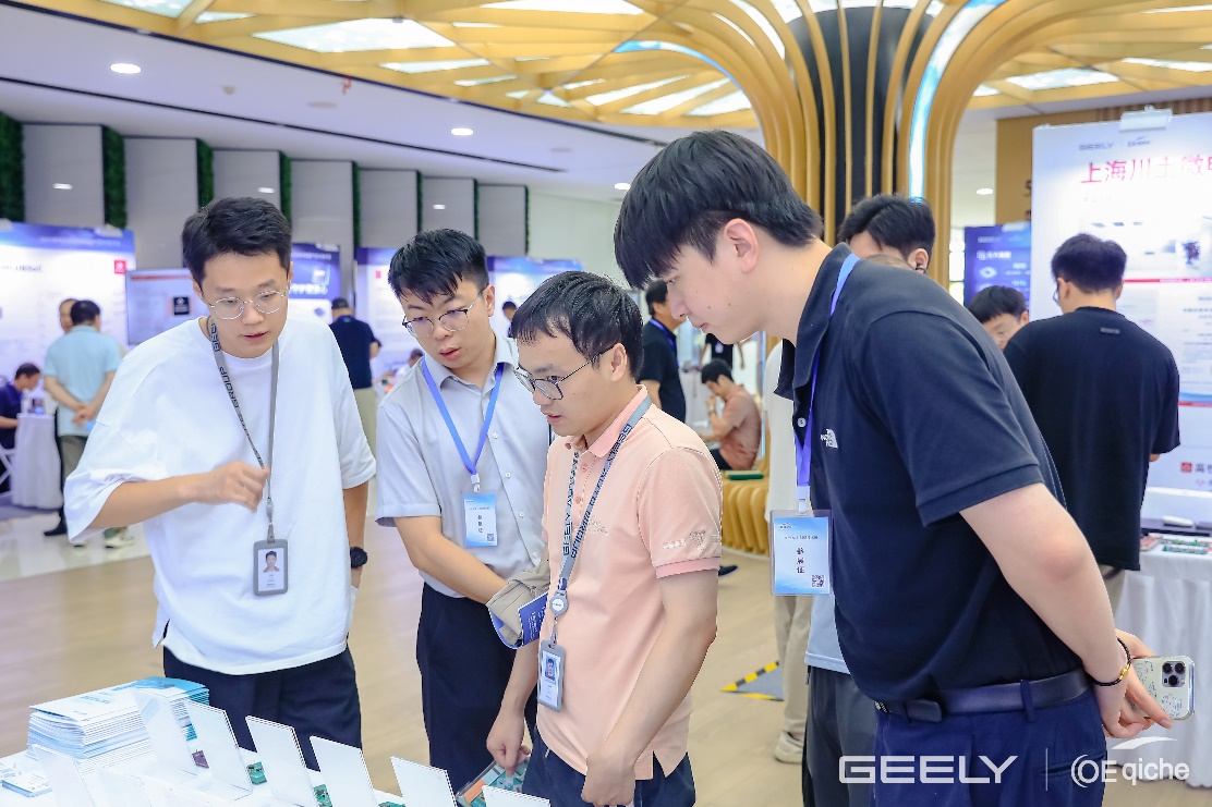 图片蕴含 人, 室内, 汉子, 站AI 天生的内容可能不正确。